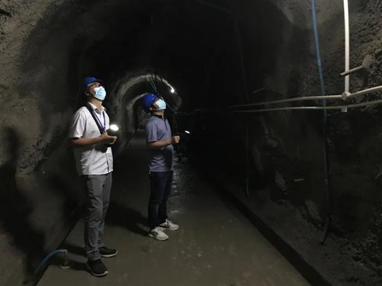 汛期内，长江电力三峡电厂巡检人员检查三峡枢纽建筑物的安全状态。